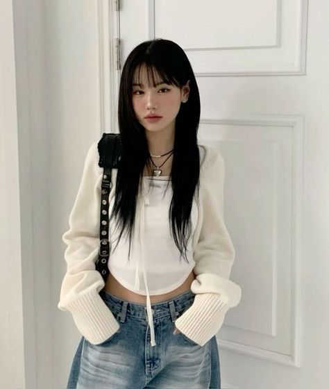 Fashion Color Hair, Acubi Club, Chinese Douyin, Korean Fashion Grunge, Fashion Aesthetic Wallpaper, Peony Aesthetic, Y2k Acubi, Simple Streetwear, Trendy Tiktok