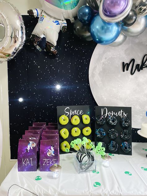 Credit: @wokeartmom on IG. Custom treat bags + alien and galaxy donuts #spacebirthdayparty #boybirthdayparty #alienparty #diypartydecor #birthdaypartyideas Alien Birthday, Space Themed Birthday, Alien Party, Space Birthday Party, Loot Bags, Space Birthday, Boy Birthday Party, Diy Party Decorations, Treat Bags