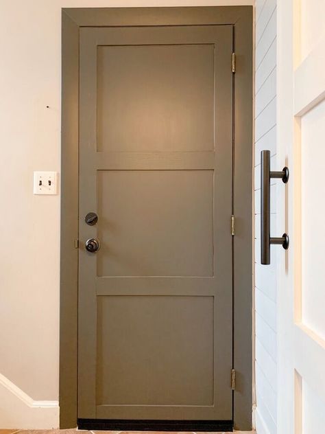 Door Painting Ideas, Painting Doors, Farmhouse Trim, Craftsman Style Doors, Slab Doors, Door Makeover Diy, Closet Door Makeover, Hollow Core Doors, Simple Closet