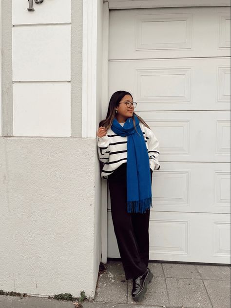 Royal Blue Scarf Outfit, Cashmere Scarf Outfit, Blue Scarf Outfit, Outfit Uni, Scarf Outfit Winter, University Outfits, University Outfit, Scarf Outfit, Animal Print Scarf