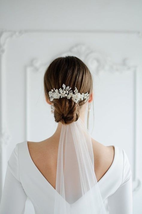 Headband For Bride, Flowers Bridal Hair, Pearl Hair Piece, Wedding Hair Trends, Flower Headpiece Wedding, Wedding Halo, Wedding Hair Head Piece, Floral Comb, Bridal Hair Headpiece