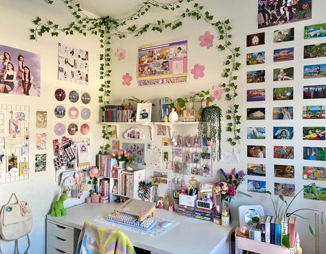 ♡ kpop studio ghibli sanrio book pastel aesthetic desk and room ideas ♡ Ideas Habitaciones, Cool Dorm Rooms, Aesthetic Desk, Japanese Room, Room Redesign, Pastel Room, Pinterest Room Decor, Study Room Decor, Anime Room