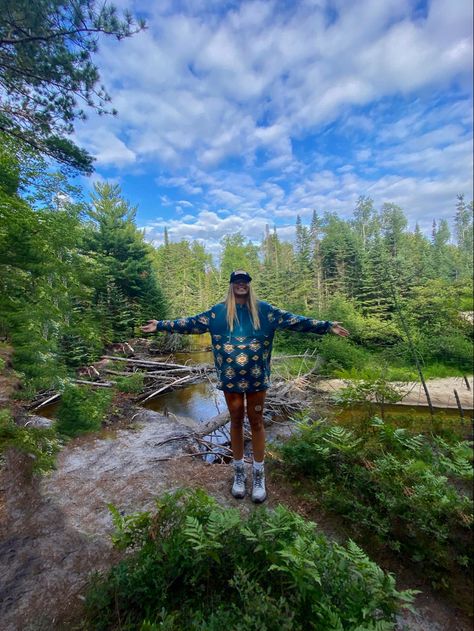 Sylvie Core, Davis Core, Hiking Outfits Summer, Granola Outfits, Aesthetic Mountains, Friends Camping, Granola Aesthetic, Nature Outfits, Hiking Pics