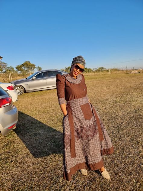 Shweshwe Dresses For Makoti 2022, Makoti Attire Xhosa, Xhosa Makoti Outfits, Makoti Outfits, Makoti Attire, Shweshwe Dresses For Makoti, Shweshwe Dresses Patterns, Seshoeshoe Dresses, Xhosa Traditional Attire