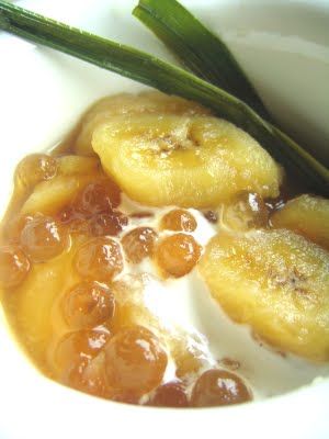 Sweetened Banana and Sago Pearls in Coconut Milk Filipino Sweets, Sago Pearls, Sago Recipes, Filipino Snacks, Philippine Cuisine, Pinoy Dessert, Philippines Recipes, Filipino Food Dessert, Filipino Dessert