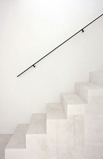 minimal steel handrail White Stairs, Staircase Handrail, Escalier Design, Stone Stairs, Concrete Stairs, Stair Case, Stair Handrail, Basement Stairs, Lan Can