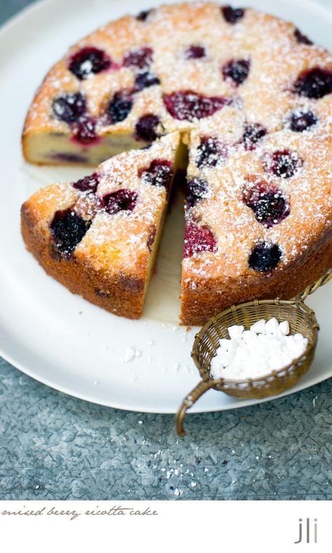 gluten free mixed berry ricotta cake / DELICIOUS BITES Raspberry Ricotta Cake, Blueberry Cakes, Berry Cake Recipe, Baking Journal, Bake A Cake, Cake Delicious, Berry Breakfast, Ricotta Recipes, Fruit Cakes