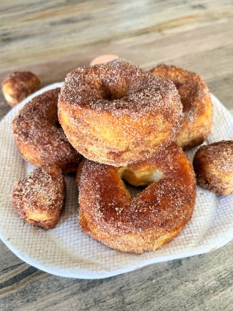 Skip the trip to your favorite donut shop and make a batch of these Pumpkin Spice Air Fryer Biscuit Donuts this fall! Warm donuts with pumpkin spice sugar made with canned biscuits right in your air fryer will be the hit any morning. I can’t think of a better way to start the day, can you? Donut Bites, Doughnut Recipes, Biscuit Donuts, Beautiful Bread, Making Donuts, Homemade Spice Mix, Pumpkin Spice Donut, Canned Biscuits, Thm Desserts