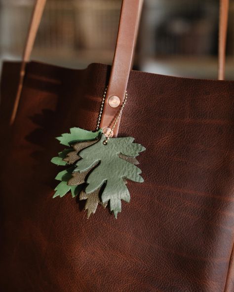 Our leather bag charms go perfectly with your favorite tote, mini tote, or handbag. Each set is cut of beautiful full-grain leather and threaded onto a brass ball chain. The Horween leaf charms set includes English Tan Dublin, Natural Chromexcel, and Green Cavalier. Tote Bag Charms, Leather Jewelry Making, Palm Green, Tooled Leather Purse, Embossed Bag, Leather Leaf, Leather Diy Crafts, Leather Decor, Orange Leaf