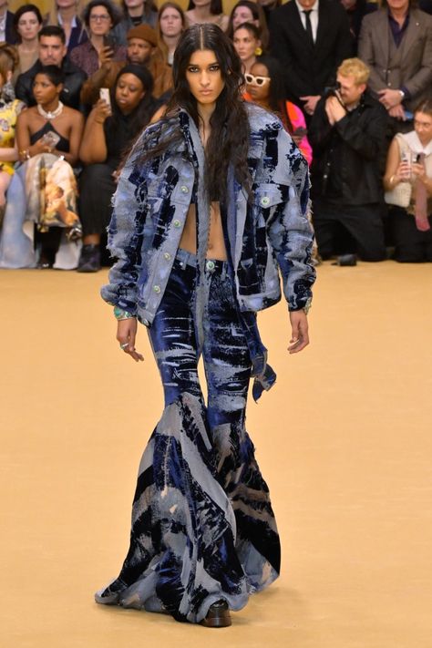 Roberto Cavalli RTW Fall 2023 [PHOTOS] – WWD Denim Trends 2023, Fall Denim Outfits, Denim Fashion Runway, Trends Fall 2023, Denim Jacket With Jeans, Denim Outfit Fall, Fall Fashion Denim, Trendy Denim Jacket, Boho Fashion Winter