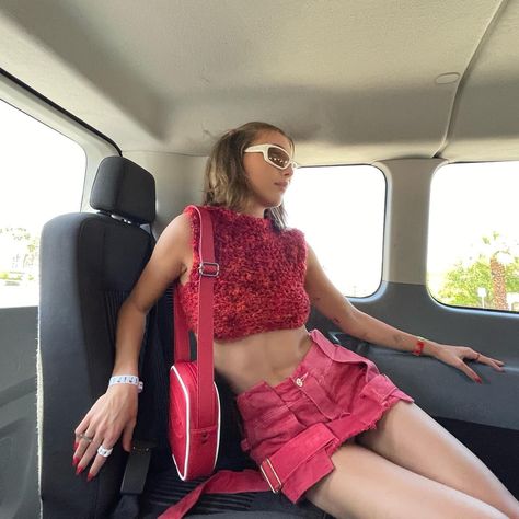 emma chamberlain (@emmachamberlain) • fotos e vídeos do Instagram Emma Chamberlain Coachella 2023, Coachella Outfit Emma Chamberlain, Emma Chamberlain Festival Outfit, Emma Chamberlain Festival, Emma Chamberlain Coachella Outfits, Coachella Emma Chamberlain, Cochella Outfits 2024, Emma Chamberlain Coachella, Coachella Outfit Celebrities