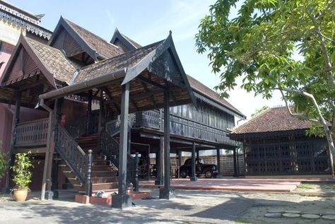 Traditional Kelantan Malay Architecture | The 3 major races in Malaysia are Indian, Chinese and the indigenous Malay. I've posted something of the Indian and Chinese cultures before and now its the turn of the Malay. I'm back in my hometown of Kota Bharu (New Castle in English) capital of the Malay heartland of Kelantan.   Note the distinctive gabion. Hard to find this type now. This is a museum piece Thailand Bungalow, Malay Architecture, Malay Culture, Malay House, Khmer House, Eclectic Architecture, Tropical House Design, Bamboo House Design, Elevated Homes