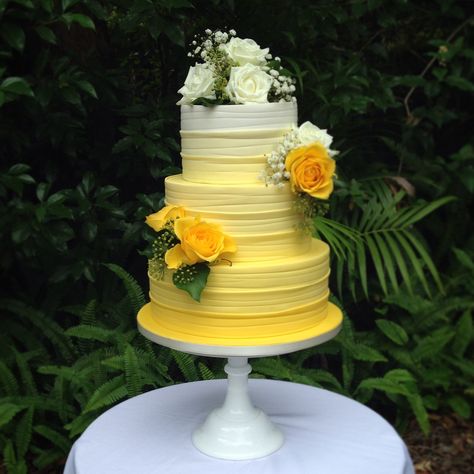 Wedding Cake Designs Yellow, Ombré Wedding Cake, Yellow Flower Cake, Flower Cake Ideas, Lemon Wedding Cakes, Wedding Cake Designs Simple, Yellow Wedding Cake, Photo Cake Topper, Wedding Cake Ombre