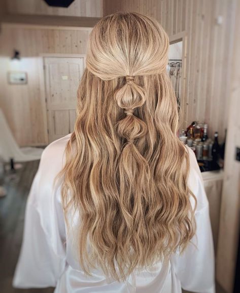 Bubble Braid For Long Blonde Hair Bridesmaid Hairstyle, Haircut Selfie, French Braid Updo, Photo Hijab, Jersey Template, Bubble Braid, Girl Sport, Front Braids, Homecoming Hairstyles For Medium Length