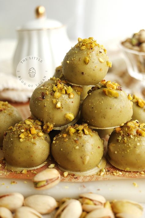 No-Bake Pistachio Truffles Chocolate Truffles Photography, White Chocolate Pistachio Truffles, Pistachio Cake Pops, Pistachio Truffles Recipe, Marzipan Truffles, Pistachio Balls, Truffle Pesto, Diy Truffles, Pistachio Meringue