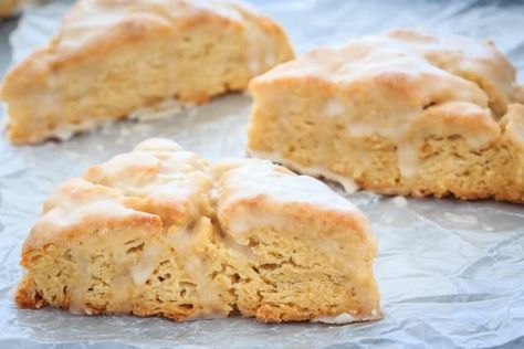 Vanilla+Scones+Recipe Soft Flatbread Recipe, Vanilla Scones, How To Make Scones, Scones Recipe, Scone Recipe, Sweet Breads, Quick Breads, Vanilla Flavoring, Muffin Recipes