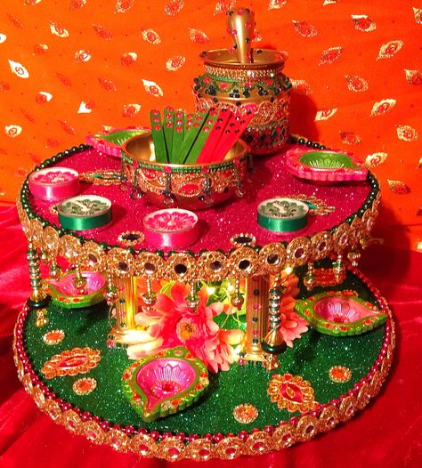 A double tiered spectacular Mehndi plate. See my Facebook page Www.facebook.com/mehnditraysforfun Mehndi Dish Decoration, Unique Aarti Thali Decoration Ideas For Ganpati, Unique Arti Thali Decoration, Unique Aarti Thali Decoration Ideas, Mehendi Decorations, Aarti Thali Decoration Ideas, Mehndi Platter, Mehndi Plate, Mehndi Plates