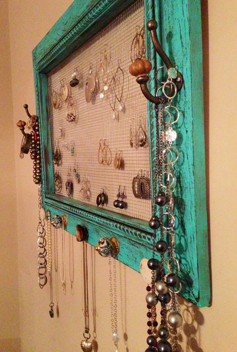 Jewelry organizer made with picture frame and chicken wire Cadre Photo Diy, Jewerly Holders, Jewerly Organizer, Jewerly Displays, Shabby Chic Jewelry, Diy Jewelry Holder, Diy Picture Frames, Jewelry Organizer Diy, Diy Holder