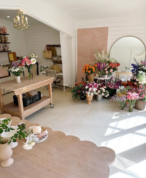 Flower Arranging Station, Small Business Flower Shop, Florist Home Studio, Florist Studio Workspace Home, At Home Floral Studio, Flower Shop Organization Ideas, Floral Studio Work Spaces, Florist Workspace, Florist Interior