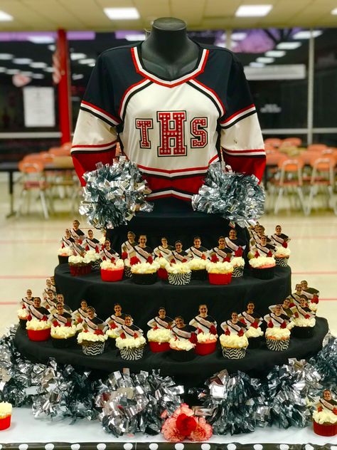 Senior night cupcakes for dance team. Cheer Team Dinner Decorations, Senior Night Dinner Ideas, Gymnastics Senior Night, Cheer Banquet Themes, Senior Night Cake Ideas, Senior Gift Ideas Cheerleading, Cheer Team Party Ideas, Senior Night Dance Team, Senior Night Table Display Cheer