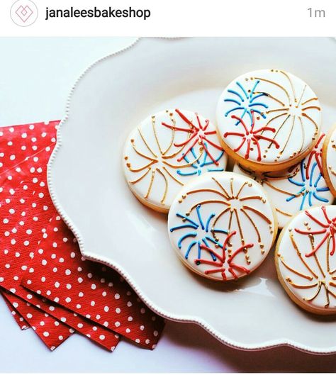 Iced Firework Cookies Fireworks Cake, New Year's Cupcakes, Patriotic Cookies, Disney Cookies, Iced Sugar Cookies, Summer Cookies, Delish Recipes, Cookie Inspiration, Cookie Pie