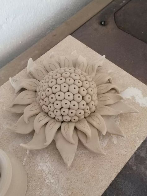 Sun Clay Art, Ceramic Sunflower, Pottery Sun, Coil Pottery, Ceramic Sculpture Figurative, Earthenware Pottery, Sculptures Céramiques, Hand Building, Pottery Handbuilding