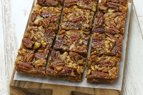 Ooey, Gooey Pecan Pie Bars Recipe Is Like Pecan Pie But Easier | Desserts | 30Seconds Food Pecan Pie Bars Recipe, Dessert Pie Recipes, Pecan Desserts, Best Pecan Pie, Pecan Pie Easy, Pie Bar Recipes, Pecan Bars, Dessert Simple, Pecan Pie Bars