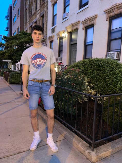 Got a thrifted graphic tshirt and you don’t like the fit? Just give it a waist-high crop and pair it with your favorite jean shorts for an edgy look this summer. Add your converse shoes and your favorite accessories to finish off the fit! Simple outfit for any guy this summer. Converse With Shorts, Pink Converse Outfit, Guys Shorts, Summer Outfit 2022, Vintage Summer Outfits, Outfit 2022, Pink Converse, Outfits With Converse, Simple Outfit