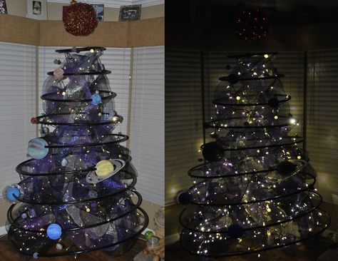 Solar System Tree!! So unique. Alt Christmas, Galaxy Christmas, Space Tree, Light Christmas Tree, Space Christmas, Custom Bookshelves, Tinsel Christmas Tree, Space Stuff, Gift Drawing