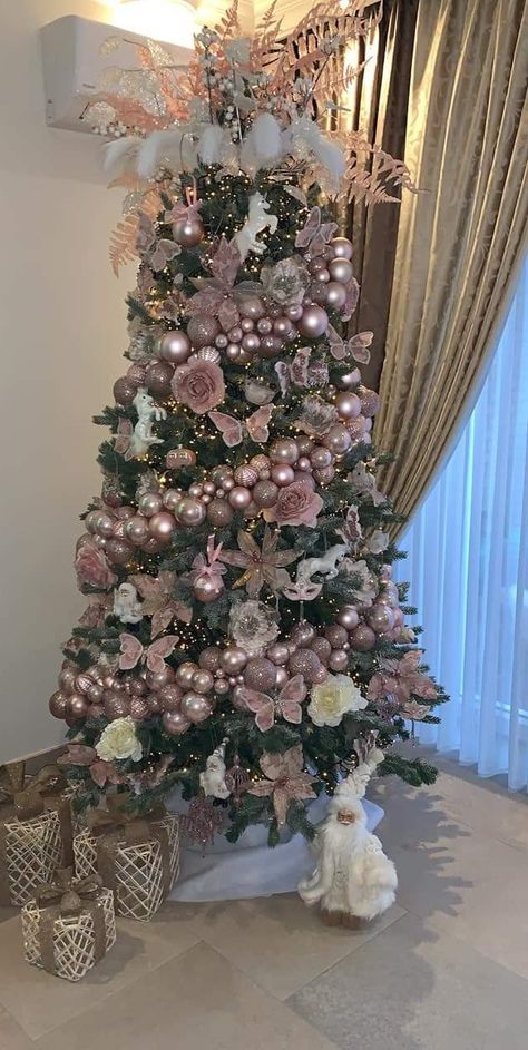 Christmas Tree Decor Ideas Pink, Rose Gold And Red Christmas Tree, Pink And Brown Christmas Tree, Christmas Tree Rose Gold Decoration, Pink And Gold Christmas Tree Decorations, Christmas Tree Pink And Gold, Pink Christmas Tree Aesthetic, Christmas Tree Pink Decorations, Green And Pink Christmas Tree