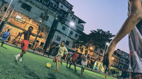 A 200-tile people-powered football pitch situated in the Morro de Mineira favela, a deprived area in Brazil. As the children run, their energy is stored in batteries to power the pitch floodlights... Columbia Country, Street Football, Shanty Town, Number 10, Football Pitch, Black And White Photo Wall, Life Vision Board, Power To The People, Sport Photography