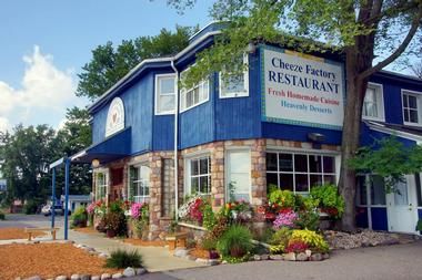 20 Best Things to Do in Baraboo, WI Brunch Salads, Family Vacation Ideas Kids, Wisconsin Dells Vacation, Wi Dells, Factory Restaurant, Menu Breakfast, Baraboo Wisconsin, Wisconsin Vacation, Cheese Factory