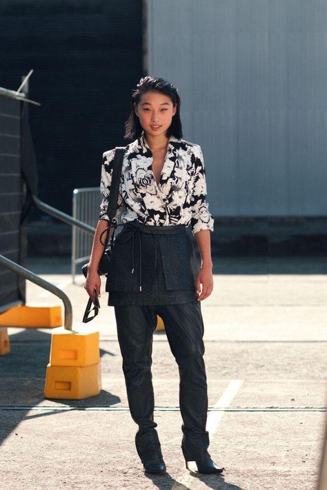 How to Layer a Skirt Over Pants or a Dress - cargo mini skirt layered over leather pants and styled with a black and white floral print blouse Skirt Over Pants, Margaret Zhang, Dress Over Pants, Quilted Skirt, Stockholm Street Style, Transition Outfits, Future Outfit, Miniskirt Outfits, Sleeveless Dress Summer