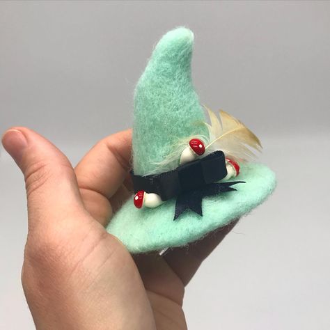 Very cute handmade needle felted witch hat with mushrooms, feather, and a bow Felting Fairies, Felting Halloween, Felted Witch Hat, Mythical Accessories, Felted Witch, Felt Witch Hat, Felt Halloween, Needle Felt, Class Ideas