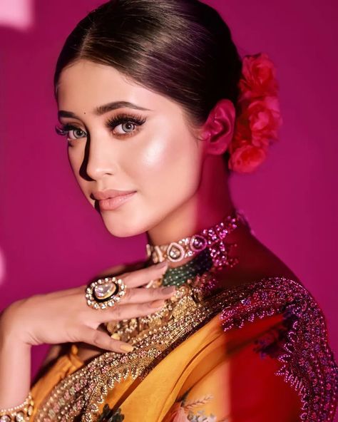 After Wedding Dress, Festive Makeup, Moms And Daughters, Makeup Photoshoot, Engagement Hairstyles, Indian Bridal Photos, Celebrity Makeup Looks, Pranali Rathod, Bride Photography Poses