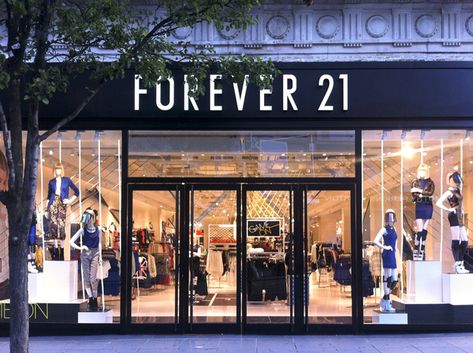 Forever 21's flagship store on Oxford Street.  This image represent the idea of Glass Storefront which use the Glass front of the store as a deoration element to sale its products. Best Places In Dubai, Forever 21 Store, Shoe Store Design, Oxford Street London, Forever 21 Shop, Storefront Design, Window Display Design, Retail Inspiration, Dubai Shopping