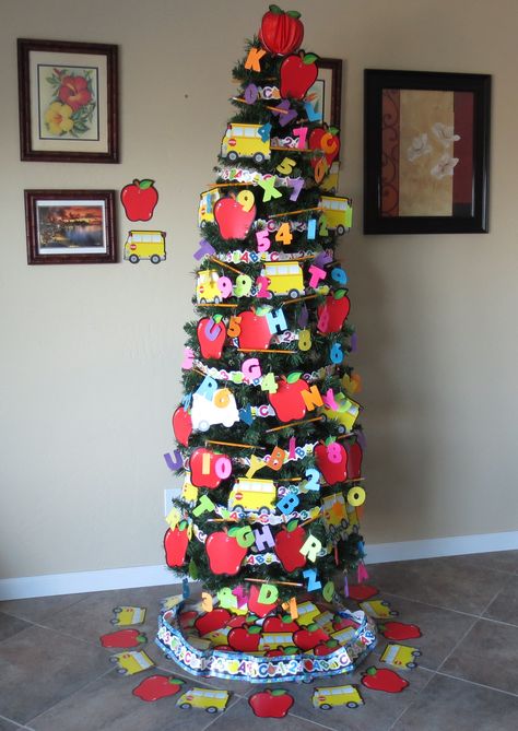 2012 Back to School Tree Back To School Tree, School Christmas Tree, Trees Images, Classroom Tree, Unusual Christmas Trees, Recipes Easter, Easter Tree Ornaments, Holiday Trees, Easter Tree Decorations