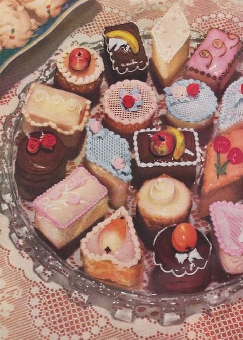 Pastel Cupcakes, Small Cakes, Pretty Dessert, Cute Baking, Retro Recipes, Cute Desserts, Puddings, Vintage Recipes, Pretty Cakes