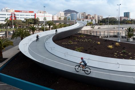 With the goal to open up to its waterfront and develop it for recreational and leisure usage, the city of Las Palmas de Gran Canaria established the urban strategy of reconnecting Las Canteras beach with the Sanapu dock through a pedestrian bridge. Sky Walk, Butterfly House, Best Architects, Urban Fabric, Pedestrian Bridge, Bridge Design, Structural Engineering, Landscape Architect, Residential Architecture