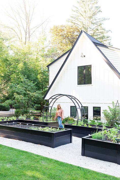 Custom Garden Design: A Black & White Kitchen Garden - Katie Oglesby, Garden Designer & Lifestyle Coach Unique Raised Garden Beds, Kitchen Garden Design, Veggie Garden Layout, Garden Bed Layout, Raised Bed Garden Design, Black White Kitchen, Black And White Kitchen, Raised Vegetable Gardens, Garden Layout Vegetable