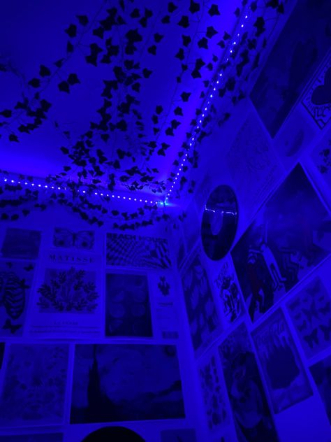 Room Ideas Led Lights, Led Lights Bedroom Aesthetic, Small Bedroom Decorating Ideas, Small Bedroom Decorating, Dark Blue Rooms, Grunge Bedroom, Led Lights For Bedroom, Vibe Rooms, Dark Blue Bedrooms