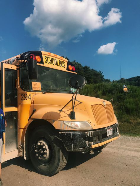 Blue Aesthetic Summer, Bus Aesthetic, Sky Blue Aesthetic, Road Trip Summer, Summer Camp Island, Yellow School Bus, Airport Aesthetic, Us School, School Field Trip