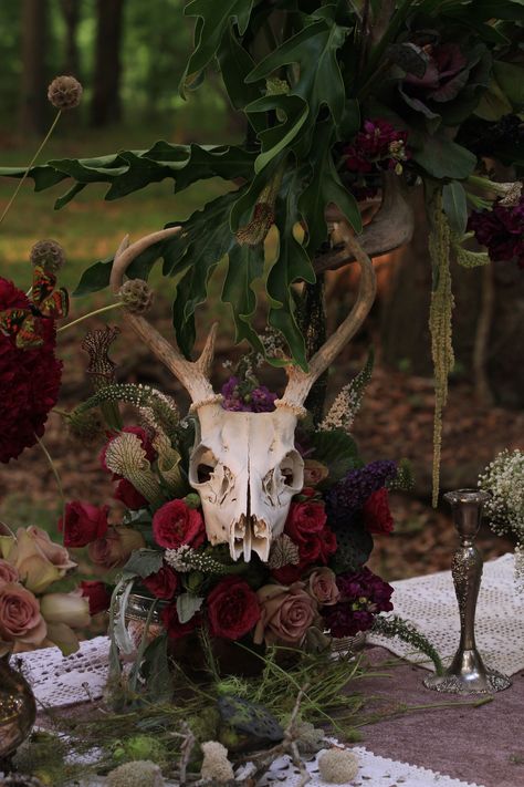 A photo shoot, under the New Orleans oak trees. An arrangement with, a dusty rose "Amnesia", white veronica, purple stock, hot pink garden roses, purple cabbage, green hanging amaranthus, lotus pods, scabiosa pods, dusty miller, philodendron leaves and sarracenia (pitcher plants). Touches of antique silver pieces and an animal skull make this wedding banquet arrangement very rustic but elegant at the same time. *Phew!* Did I forget anything?! Green Hanging Amaranthus, Succulent Art Drawing, Succulent Doodle, White Veronica, Hanging Amaranthus, Gothic Wedding Theme, Scabiosa Pods, Succulent Centerpiece, Roses Purple