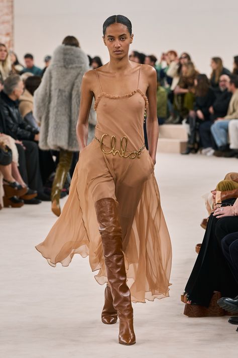 Chloé Fall 2024 Ready-to-Wear https://www.vogue.com/fashion-shows/fall-2024-ready-to-wear/chloe/slideshow/collection#31 Chloe Fashion, Fall Winter Fashion Trends, Look Boho Chic, Chic Coat, Moda Paris, Fall 24, Fashion Trends Winter, Fashion 2024, Runway Collection