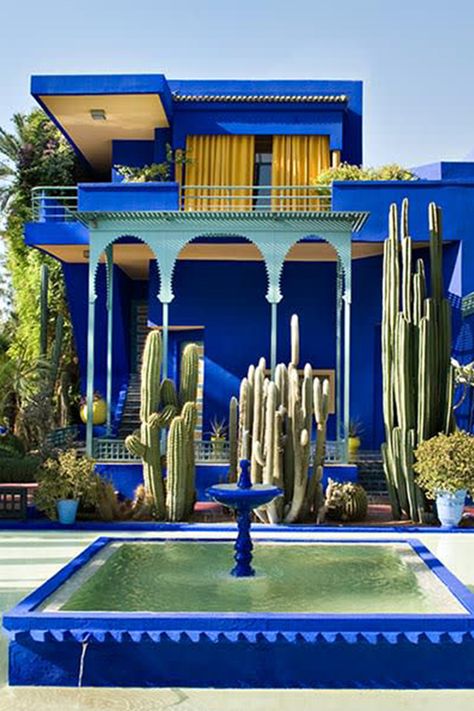 Jardin de Majorelle : un lieu incontournable pour tous les fans d'architecture et de couleurs ! #architecture #marrakech #jardin #majorelle #yvessaintlaurent #color #voyage #maroc Moroccan Garden, Textured Throw Blanket, Visit Marrakech, Ideas Hogar, Most Beautiful Gardens, Tropical Style, Blue House, Beautiful Places To Visit, Front Garden