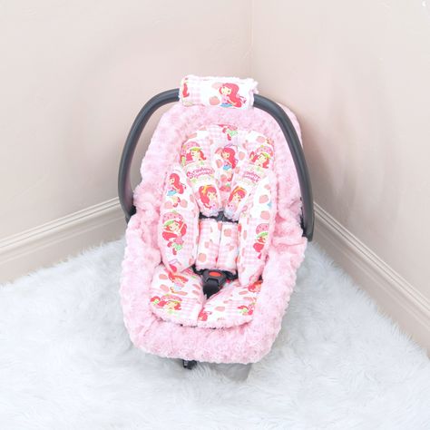 Travel anywhere with your precious little one in this stunningly gorgeous baby girl car seat insert cushions accessories! The prints and materials we use to make our items are extremely high quality, vibrant, and super soft to the touch. (Plastic car seat is not for sale, only the accessories displayed on the car seat) This Products Details -Ultra smooth and vibrant high-quality material -The 2 strap cover cushions ensure your little one is comfortable and protected from those rough car seat str Cute Baby Things, Baby Doll Car Seat, Baby Girl Car Seat, Strawberry Shortcake Baby, Hello Kitty Baby, Girl Car, Strawberry Baby