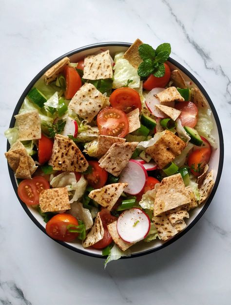 Middle Eastern Salads, Fattoush Salad, Pita Chips, Lunch Salads, Fresh Mint, How To Make Salad, Salad Ingredients, Middle Eastern, Easy Vegan