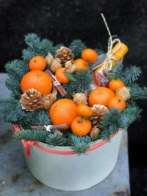 Christmas Fruit Basket Ideas, Homemade Christmas Gift Baskets, Wine Gift Box Ideas, Christmas Fayre Ideas, Fruit Bouquet Ideas, Vegetable Bouquet, Christmas Cookies Packaging, Fruit Christmas Tree, Christmas Flower Decorations