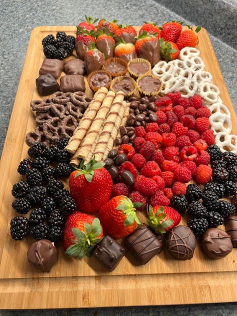 Munchies Charcuterie Board, Chocolate Strawberries Charcuterie Board, Treat Platter Ideas, Snacks Charcuterie Board Ideas, Charcuterie Board Chocolate And Fruit, Chacutery Board Ideas Desserts, Chocolate And Berries Charcuterie Board, Chocolate Covered Strawberries Charcuterie, Berries And Chocolate Board