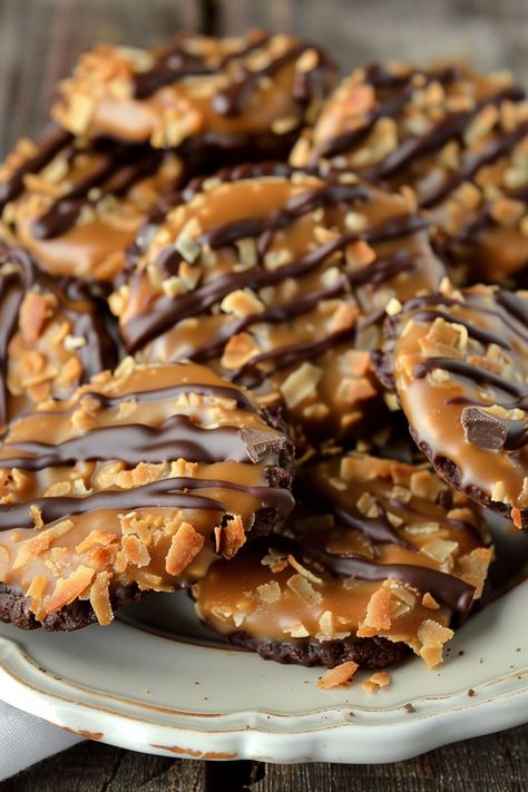 Easy No-Bake Samoa Cookies Homemade Samoas Cookies, Samoa Cookie Bars, Homemade Samoa Cookies, 7 Layer Cookies Recipe, Samoa Cheesecake Recipe, No Bake Samoa Cookies, No Bake Bake Sale Ideas, Samoa Oat Cups, Healthy Samoa Cookies